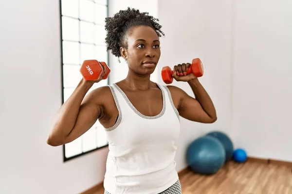 Afrykańska Amerykanka Używa Hantli Treningowych Centrum Sportowym — Zdjęcie stockowe