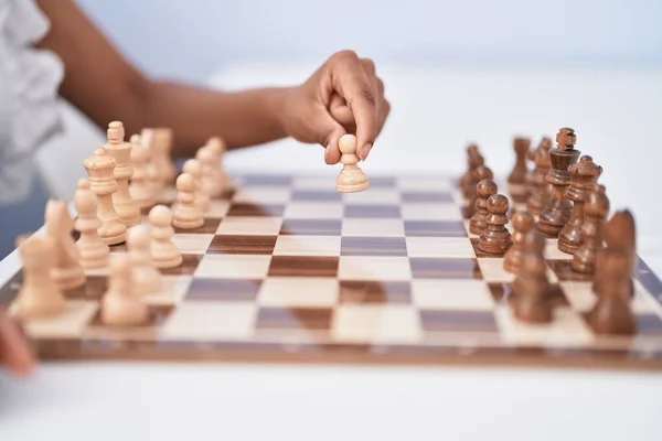 Αφροαμερικανή Γυναίκα Παίζει Σκάκι Κάθεται Στο Τραπέζι Στο Σπίτι — Φωτογραφία Αρχείου