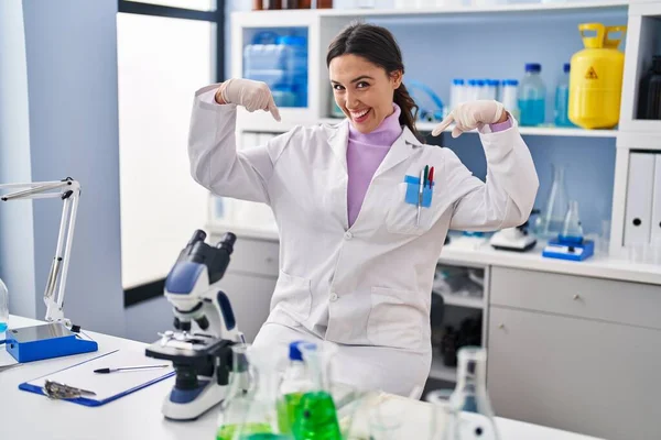 Young Brunette Woman Working Scientist Laboratory Looking Confident Smile Face — Photo