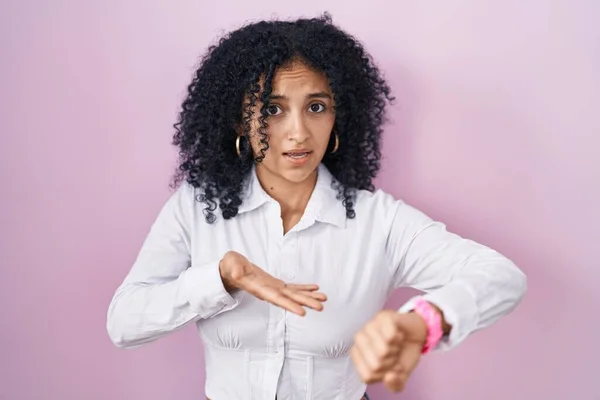 Hispanic Woman Curly Hair Standing Pink Background Hurry Pointing Watch — Foto de Stock