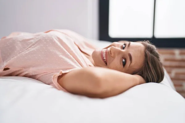 Ung Kaukasisk Kvinna Ler Säker Liggande Sängen Sovrummet — Stockfoto