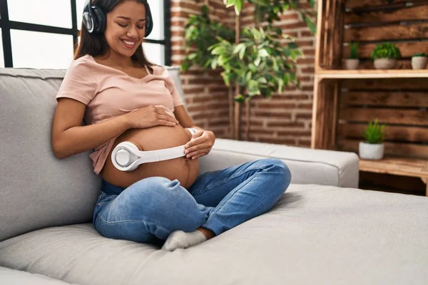 Mujer Latina Joven Embarazada Escuchando Música Poner Auriculares Vientre Casa — Foto de Stock