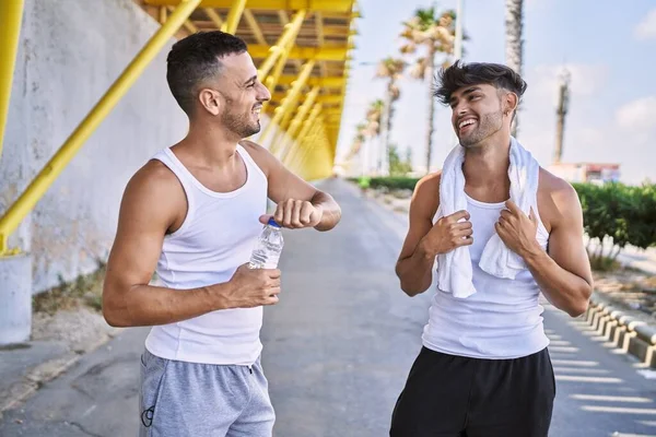 两只惊慌失措的男人 一对笑着自信地站在街上 — 图库照片