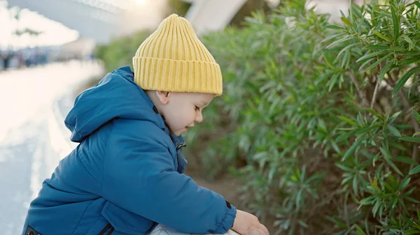 Beyaz Çocuk Parkta Bitkilerle Oynarken Eğleniyor — Stok fotoğraf
