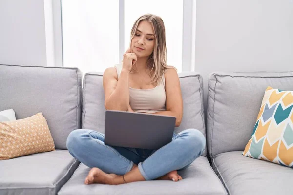 Blonde Kaukasische Frau Mit Laptop Hause Auf Dem Sofa Sitzend — Stockfoto