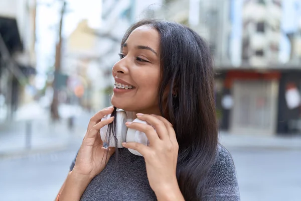 Mujer Árabe Joven Sonriendo Confiada Usando Auriculares Calle — Foto de Stock