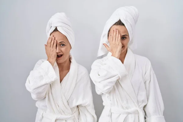 Middle Age Woman Daughter Wearing White Bathrobe Towel Covering One — Stock Photo, Image
