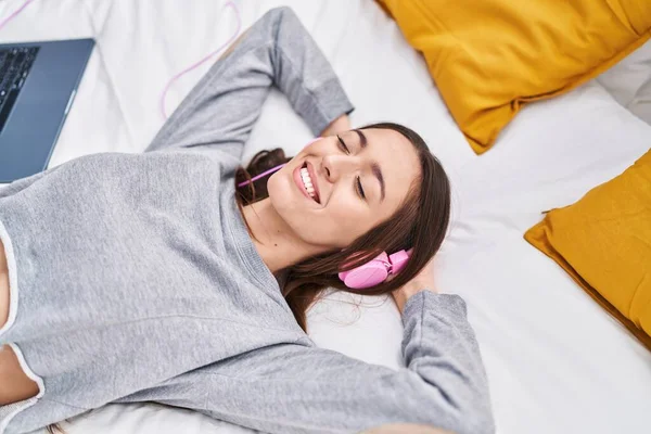 Młoda Piękna Latynoska Słuchająca Muzyki Leżącej Łóżku Sypialni — Zdjęcie stockowe