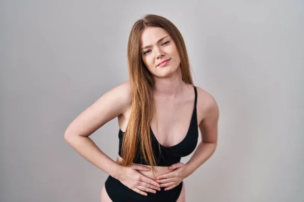 Jonge Blanke Vrouw Draagt Lingerie Met Hand Maag Omdat Indigestie — Stockfoto