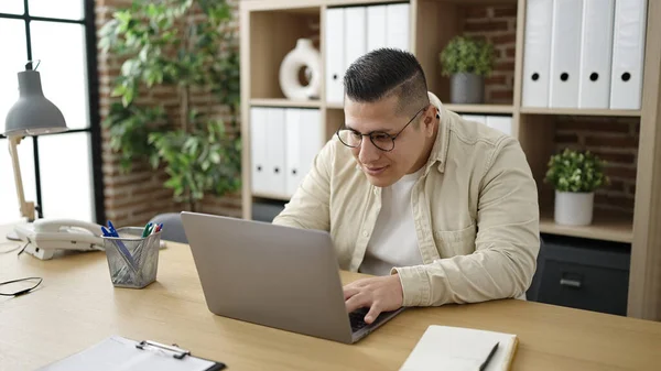 Young Hispanic Man Business Worker Using Laptop Working Office —  Fotos de Stock