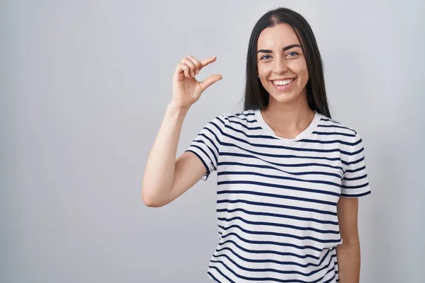 Młoda Brunetka Ubrana Koszulkę Paski Uśmiechnięta Pewna Siebie Gestykulująca Ręką — Zdjęcie stockowe