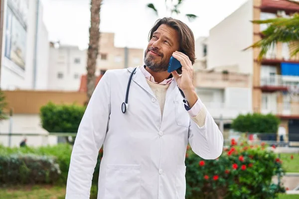 Чоловік Середнього Віку Лікар Посміхається Впевнено Говорити Смартфоні Парку — стокове фото