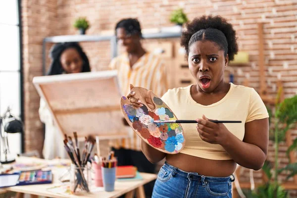 Jovem Pintora Negra Estúdio Arte Segurando Paleta Com Medo Chocado — Fotografia de Stock