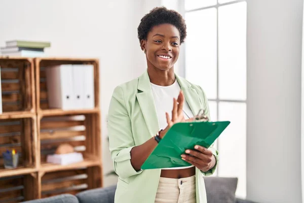 African American Woman Psychologist Holding Clipboard Speaking Psychology Center — Stock Photo, Image