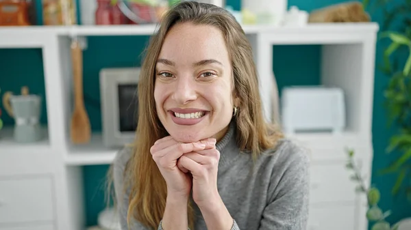 Joven Mujer Caucásica Sonriendo Confiada Sentada Mesa Comedor — Foto de Stock