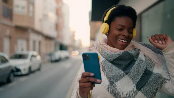 Jong Afrikaans Amerikaans Vrouw Luisteren Naar Muziek Met Behulp Van — Stockfoto