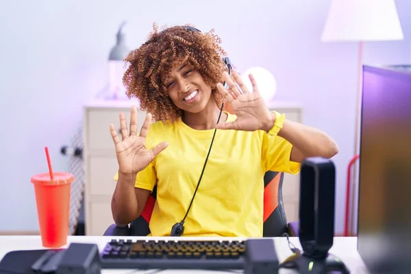 Young Hispanic Woman Curly Hair Playing Video Games Wearing Headphones — Stock Photo, Image