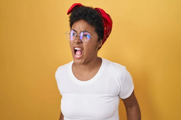 Genç Afrikalı Amerikalı Kadın Sarı Arka Planda Kızgın Kızgın Bağırıyor — Stok fotoğraf