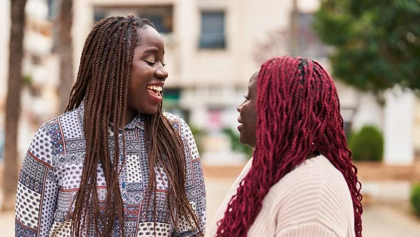 公園で話しているアフリカ系アメリカ人女性の友達 — ストック写真