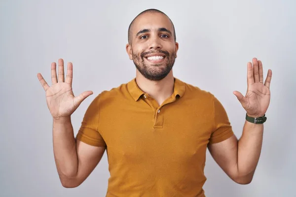Латиноамериканец Бородой Стоит Белом Фоне Показывает Пальцами Номер Десять Улыбаясь — стоковое фото