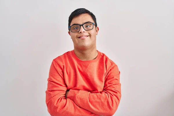 Mladý Hispánec Downovým Syndromem Stojí Nad Bílým Pozadím Šťastný Obličej — Stock fotografie