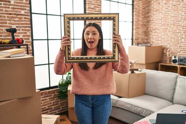 Young Latin Woman Moving New Home Holding Empty Frame Celebrating — Stock Photo, Image