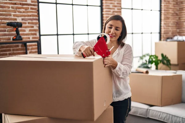 Middelbare Leeftijd Vrouw Glimlachende Zelfverzekerde Verpakking Kartonnen Doos Nieuw Huis — Stockfoto