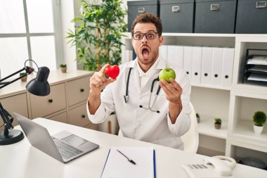 İspanyol diyet kliniğinde çalışan genç bir adam şaşkınlık ve şaşkınlık dolu bir ifade, korku ve heyecanlı bir yüz ifadesiyle korkmuş ve şok olmuştu.. 