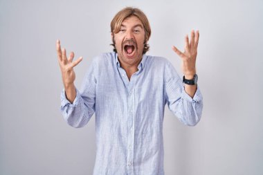 Beyaz arka planda duran beyaz bıyıklı, çılgın ve başarı için çıldıran beyaz adam kollarını kaldırmış ve gözlerini kapatmış heyecanlı çığlıklar atıyordu. Kazanan konsept 