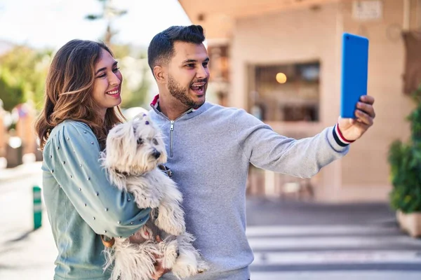 Man Och Kvinna Håller Hund Gör Selfie Vid Pekplattan Gatan — Stockfoto