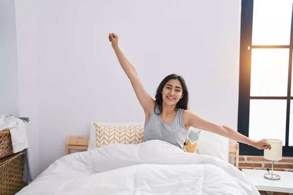 Genç Spanyol Kız Gülümseyerek Yatak Odasında Kendine Güvenerek Uyanıyor — Stok fotoğraf
