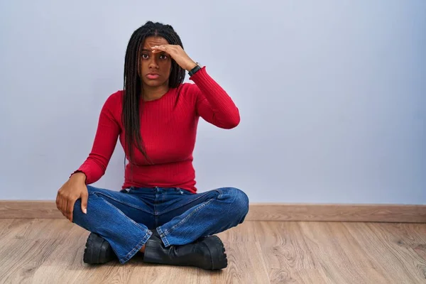 Giovane Afroamericano Con Trecce Terra Casa Preoccupato Stressato Problema Alla — Foto Stock