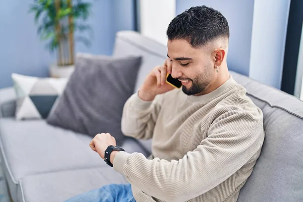 Genç Arap Adam Akıllı Telefondan Konuşuyor Evde Nöbet Tutuyor — Stok fotoğraf