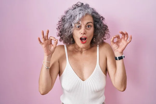Middle Age Woman Grey Hair Standing Pink Background Looking Surprised — Stock Photo, Image