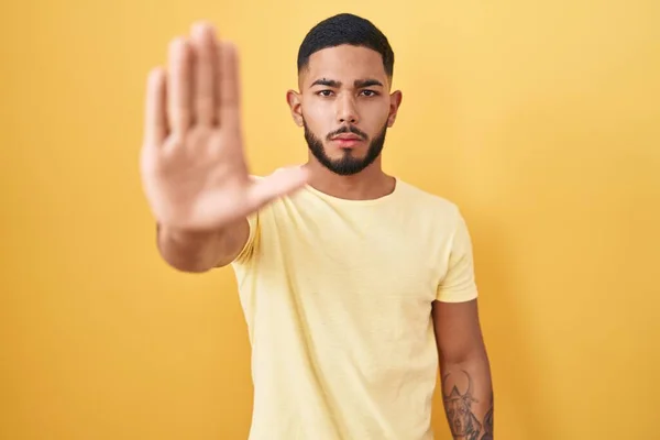 Jonge Latijns Amerikaanse Man Die Gele Achtergrond Staat Zingen Stop — Stockfoto