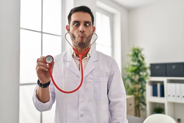 Junge Hispanische Arzt Mann Mit Bart Hält Stethoskop Auskultating Machen — Stockfoto