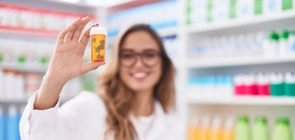 Young Beautiful Hispanic Woman Pharmacist Smiling Confident Holding Pills Bottle — ストック写真