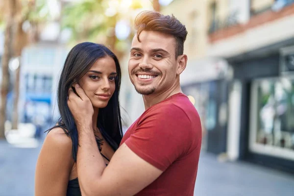 Man Vrouw Paar Glimlachen Zelfverzekerd Knuffelen Elkaar Straat — Stockfoto