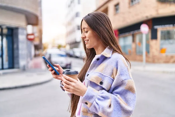 Young Beautiful Hispanic Woman Using Smartphone Drinking Coffee Street — Stok fotoğraf