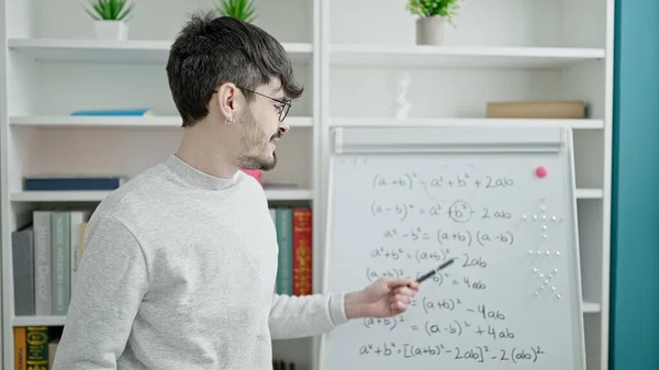 Ung Latinamerikansk Man Lärare Som Undervisar Matematik Lektion Universitetet Klassrum — Stockfoto