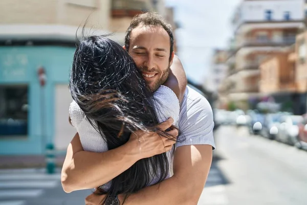 Man Woman Interracial Couple Hugging Each Other Street — Fotografia de Stock