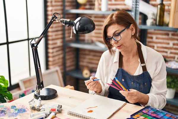 Middle Age Woman Artist Drawing Notebook Art Studio — Zdjęcie stockowe