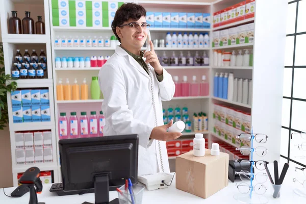 Non Binario Uomo Farmacista Parlando Telefono Possesso Pillole Bottiglia Farmacia — Foto Stock