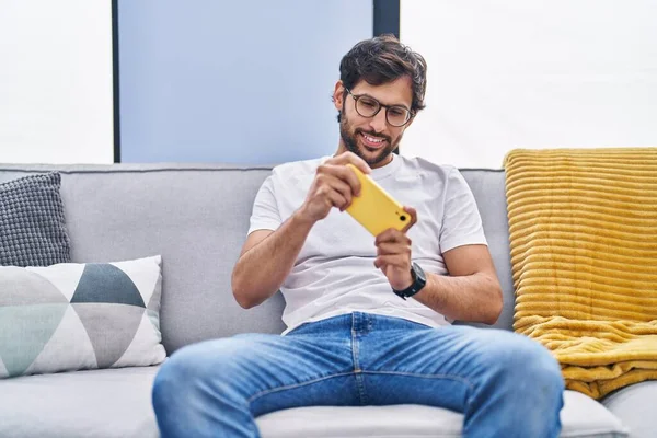 Genç Spanyol Adam Evde Akıllı Telefondan Video Oyunu Oynuyor — Stok fotoğraf