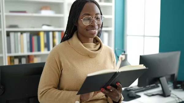 African Woman Reading Book Library University —  Fotos de Stock
