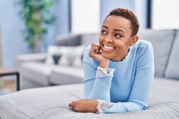 Mujer Afroamericana Sonriendo Confiada Acostada Sofá Casa — Foto de Stock