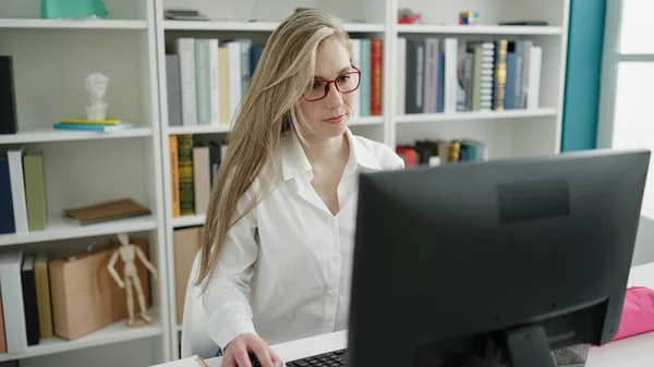 Young Blonde Woman Student Using Computer Sitting Table Library University — Fotografia de Stock