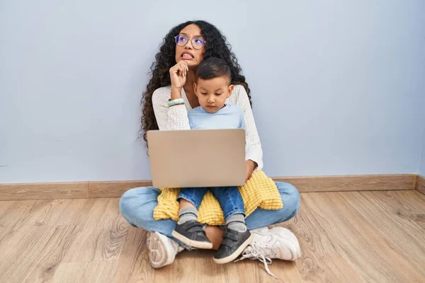 Młoda Latynoska Matka Dziecko Korzystające Laptopa Siedzą Podłodze Myśląc Pytaniu — Zdjęcie stockowe