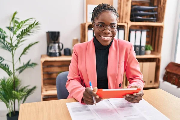 アフリカ系アメリカ人女性のサラリーマンがオフィスでタッチパッドを使う — ストック写真
