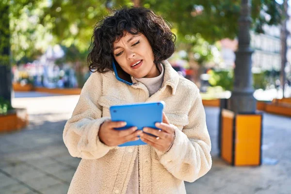 Joven Hermosa Mujer Hispana Hablando Teléfono Inteligente Usando Touchpad Parque — Foto de Stock